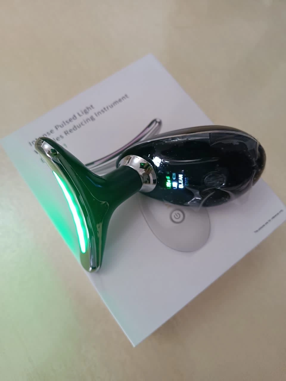 ماساژور لیفت کننده پوست صورت و گردن حاوی LED